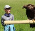 2021 - Wandertag 2. Klasse - 7 - Junge mit Falke auf Stange