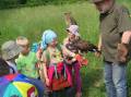 2021 - Wandertag 2. Klasse - 2 - Falke auf Kinderhand