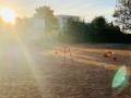 2021 - Sporttag Herbst - 03 - Geräte, Bälle und Abendsonne