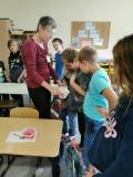 2021 - Getreide und Kartoffel - 15 - Lehrerin zeigt Dose mit Inhalt