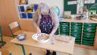 2021 - Getreide und Kartoffel - 20 - Lehrerin mit Getreideschüsseln
