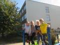 2021 - Sporttag Herbst - 10 - vier Kinder auf Kletterstangen