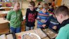 2021 - Getreide und Kartoffel - 21 - Kinder vor Getreideschüsseln